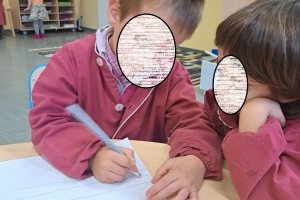 Comment le bilinguisme influence l'indépendance et la confiance en soi des jeunes enfants dans une école primaire bilingue